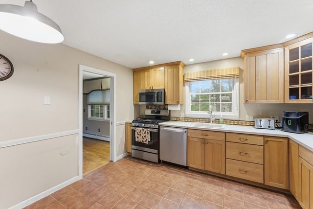 24 Deerfoot Dr, East Longmeadow, MA 01028
