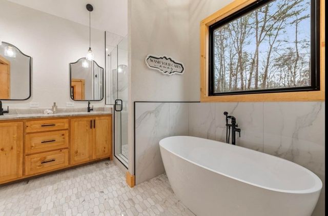 522 Lees Ride, Mccaysville, GA 30555