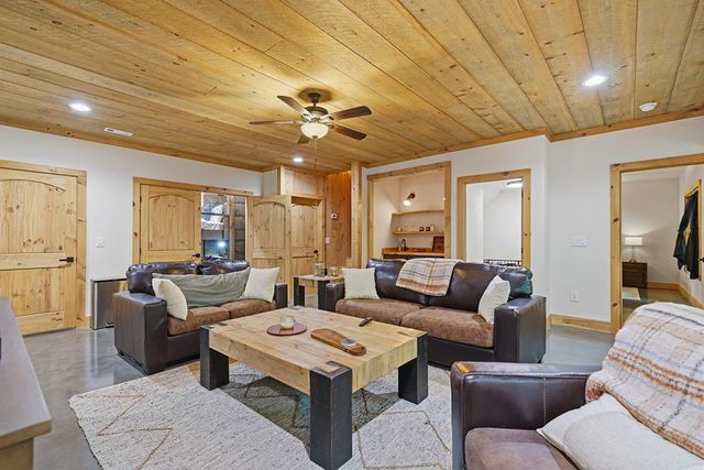 522 Lees Ride, Mccaysville, GA 30555