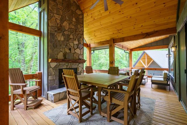 522 Lees Ride, Mccaysville, GA 30555
