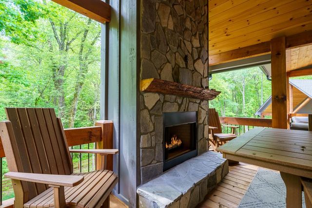 522 Lees Ride, Mccaysville, GA 30555