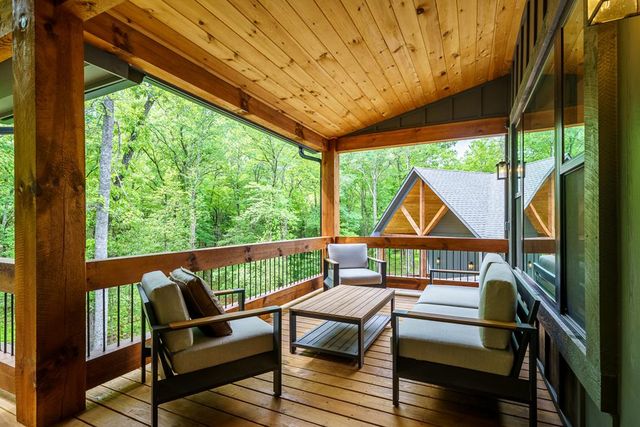522 Lees Ride, Mccaysville, GA 30555