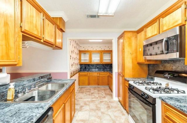 429 E Kiber Street, Angleton, TX 77515