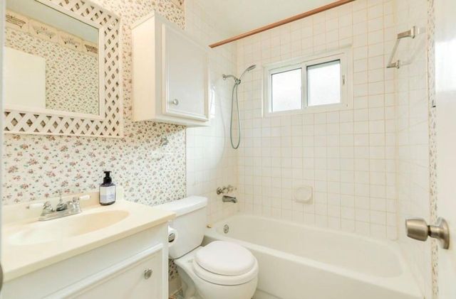 429 E Kiber Street, Angleton, TX 77515