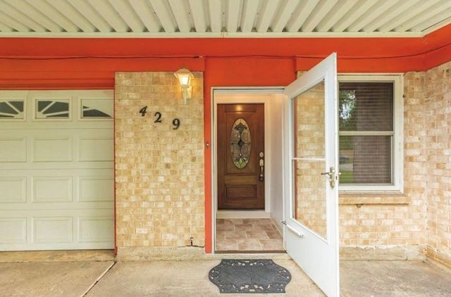 429 E Kiber Street, Angleton, TX 77515