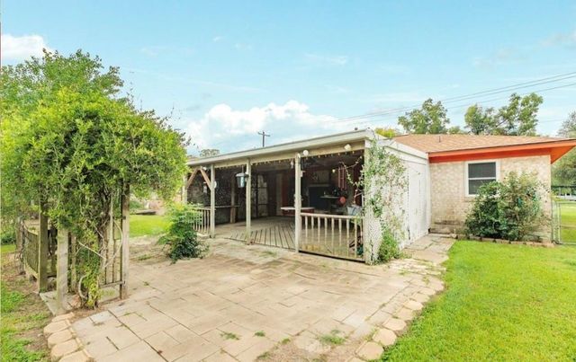 429 E Kiber Street, Angleton, TX 77515