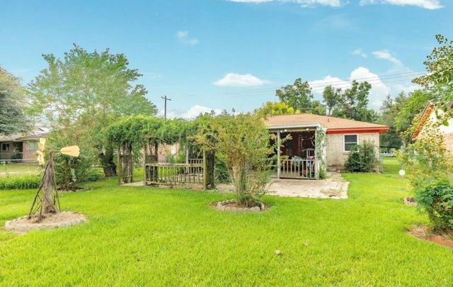 429 E Kiber Street, Angleton, TX 77515
