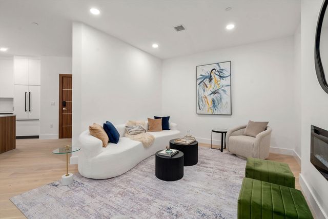 16 Stearns Rd 207, Wellesley, MA 02482
