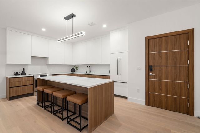 16 Stearns Rd 207, Wellesley, MA 02482