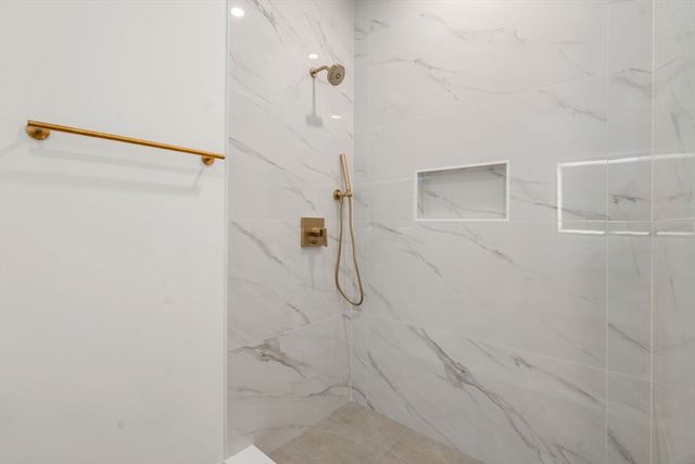 16 Stearns Rd 207, Wellesley, MA 02482