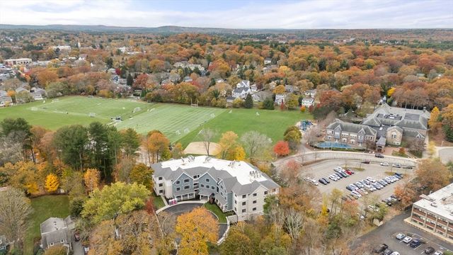 16 Stearns Rd 207, Wellesley, MA 02482