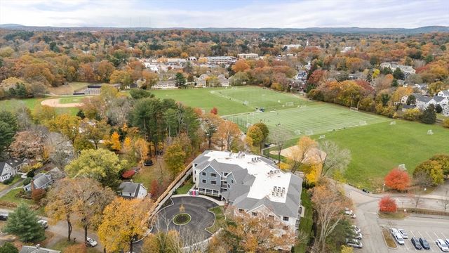 16 Stearns Rd 207, Wellesley, MA 02482