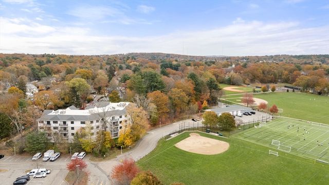16 Stearns Rd 207, Wellesley, MA 02482