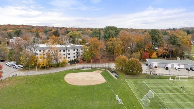 16 Stearns Rd 207, Wellesley, MA 02482