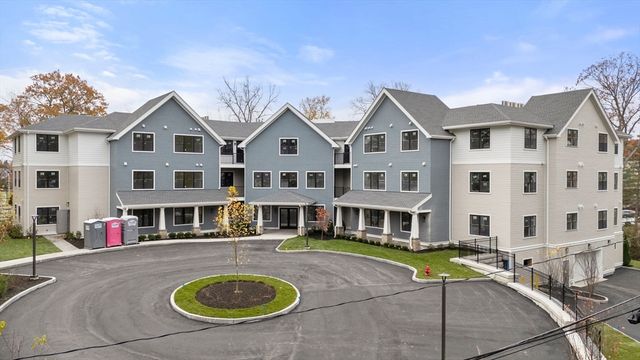 16 Stearns Rd 207, Wellesley, MA 02482