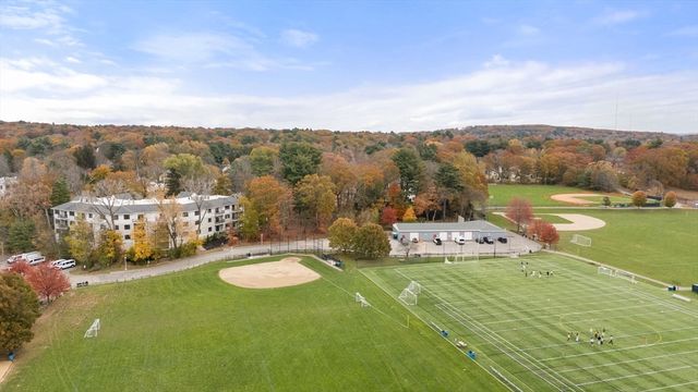 16 Stearns Rd 207, Wellesley, MA 02482