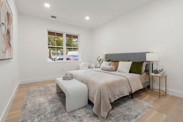 16 Stearns Rd 207, Wellesley, MA 02482