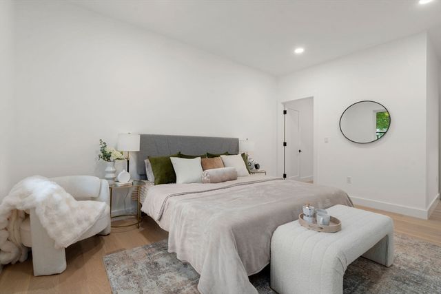 16 Stearns Rd 207, Wellesley, MA 02482