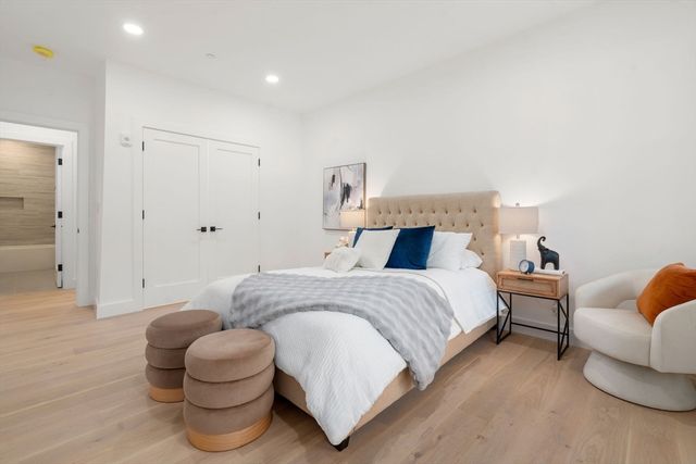 16 Stearns Rd 207, Wellesley, MA 02482