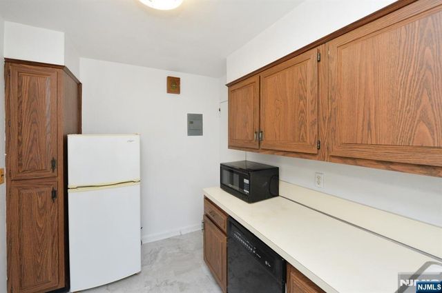 50 S 1st Street 3A, Bergenfield, NJ 07621