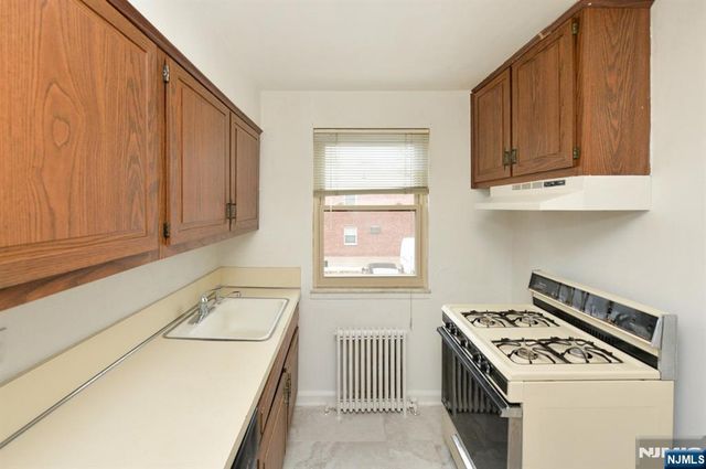50 S 1st Street 3A, Bergenfield, NJ 07621