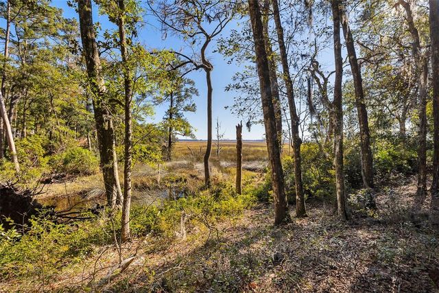 8 W London Hill Road, Woodbine, GA 31569