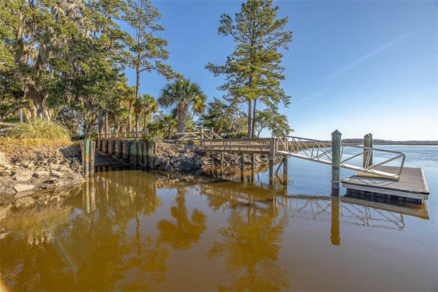 8 W London Hill Road, Woodbine, GA 31569