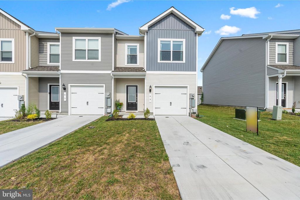 89 CRAMSFORD ST, Falling Waters, WV 25419