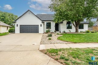6915 W Westminster Dr, Sioux Falls, SD 57106