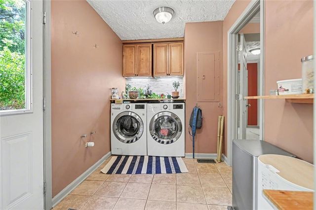 215 Hampton Woods Drive, Fayetteville, GA 30215