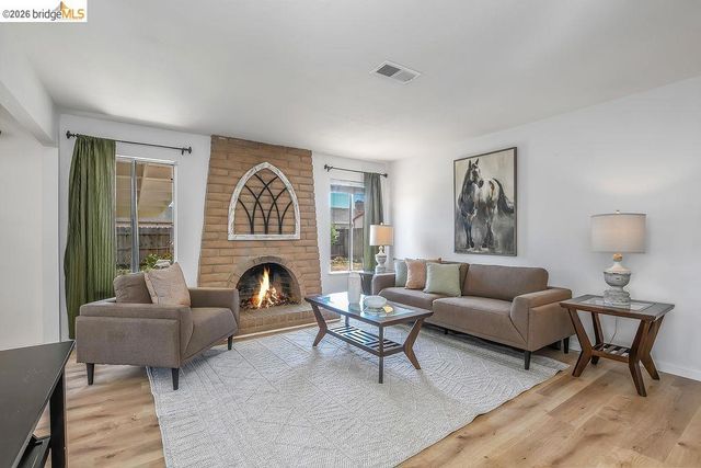 979 Walnut Dr, Oakley, CA 94561