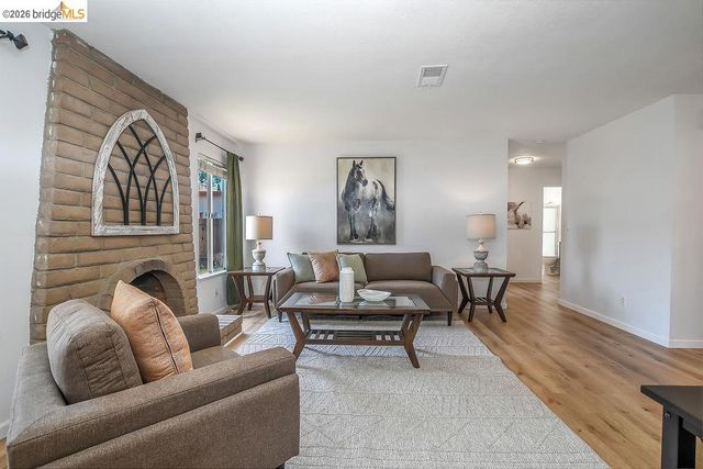 979 Walnut Dr, Oakley, CA 94561