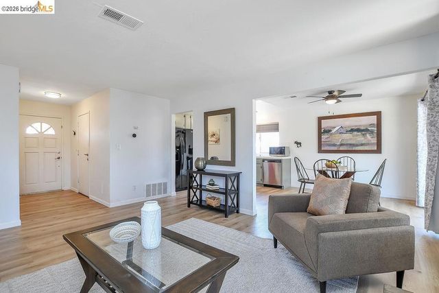 979 Walnut Dr, Oakley, CA 94561