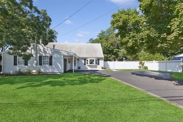 26 Avenue D, Holbrook, NY 11741