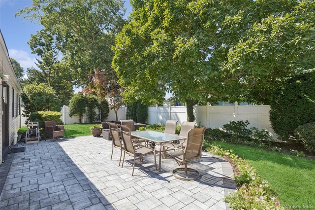26 Avenue D, Holbrook, NY 11741