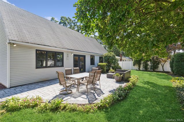 26 Avenue D, Holbrook, NY 11741