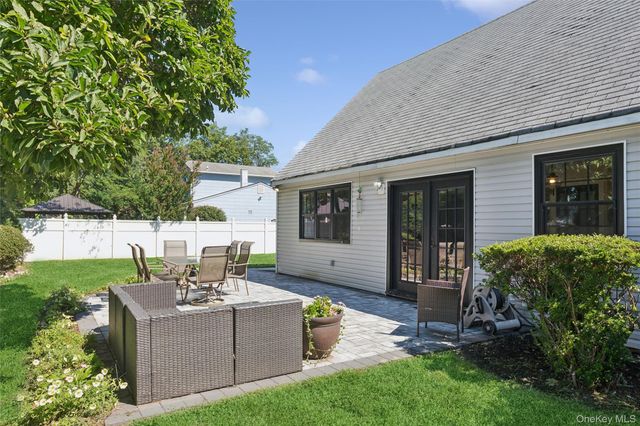 26 Avenue D, Holbrook, NY 11741