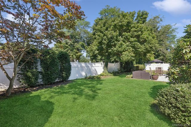 26 Avenue D, Holbrook, NY 11741
