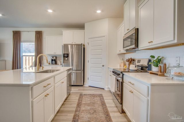 8130 Fir Tree Dr, Milton, FL 32583