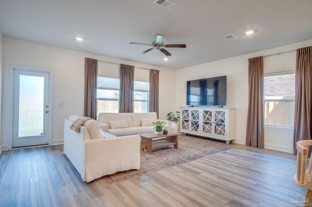 8130 Fir Tree Dr, Milton, FL 32583