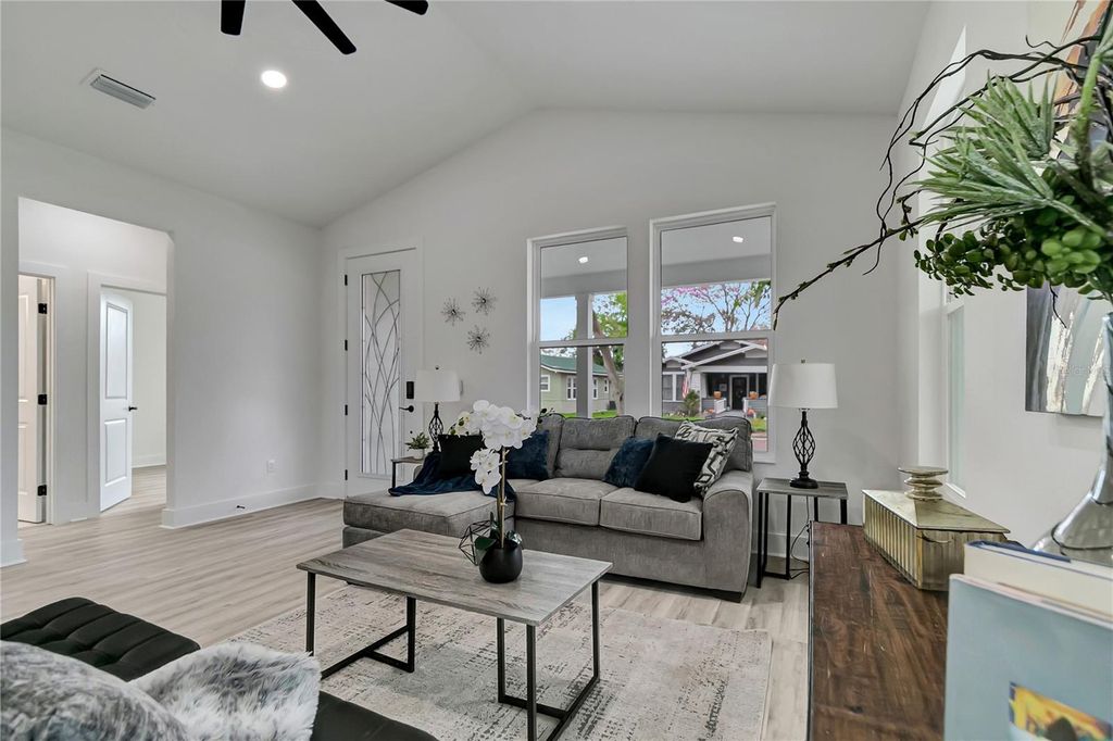 Image 9 of property listing at 1005 W MAHONEY STREET, Plant City, FL 33563