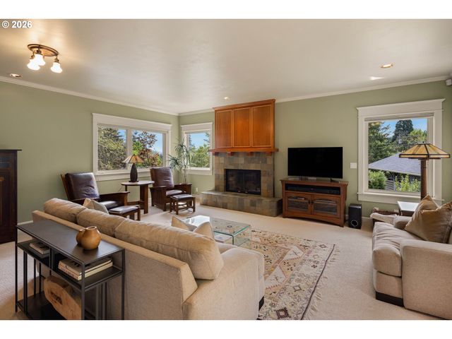 1949 GRAHAM Dr, Eugene, OR 97405