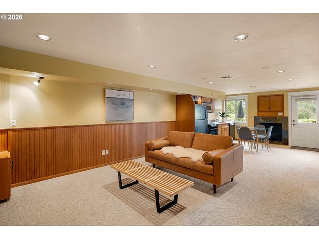 1949 GRAHAM Dr, Eugene, OR 97405