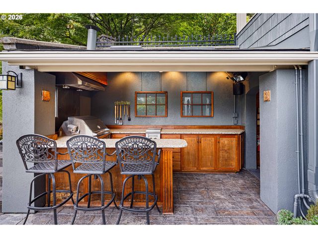 1949 GRAHAM Dr, Eugene, OR 97405