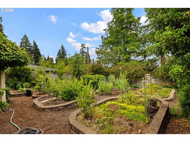 1949 GRAHAM Dr, Eugene, OR 97405