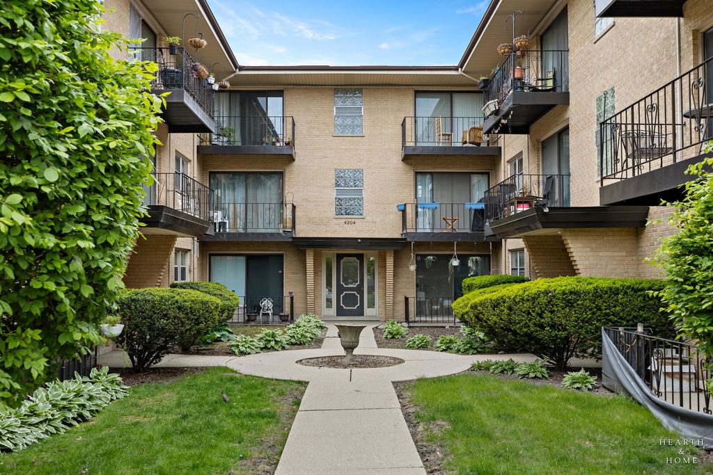 4208 N Keystone Avenue 3F, Chicago, IL 60641
