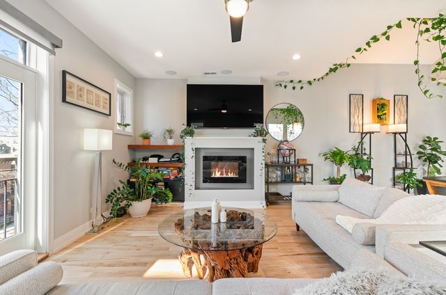 817 N Winchester Avenue 3, Chicago, IL 60622