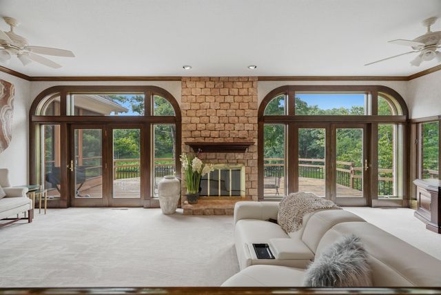 1009 LAKE POINT LN, Columbia, MO 65203
