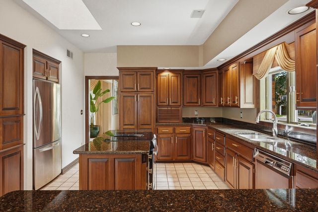 1009 LAKE POINT LN, Columbia, MO 65203
