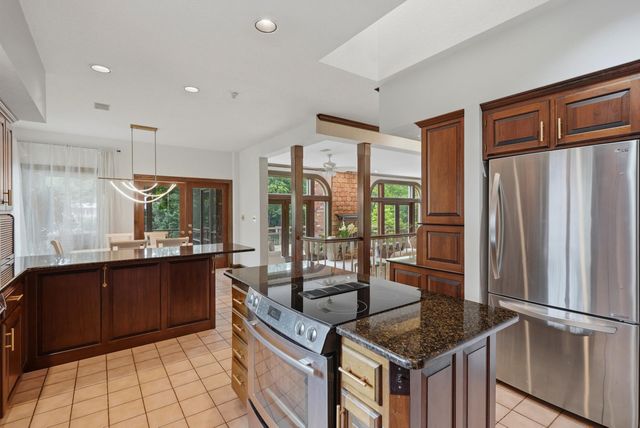 1009 LAKE POINT LN, Columbia, MO 65203